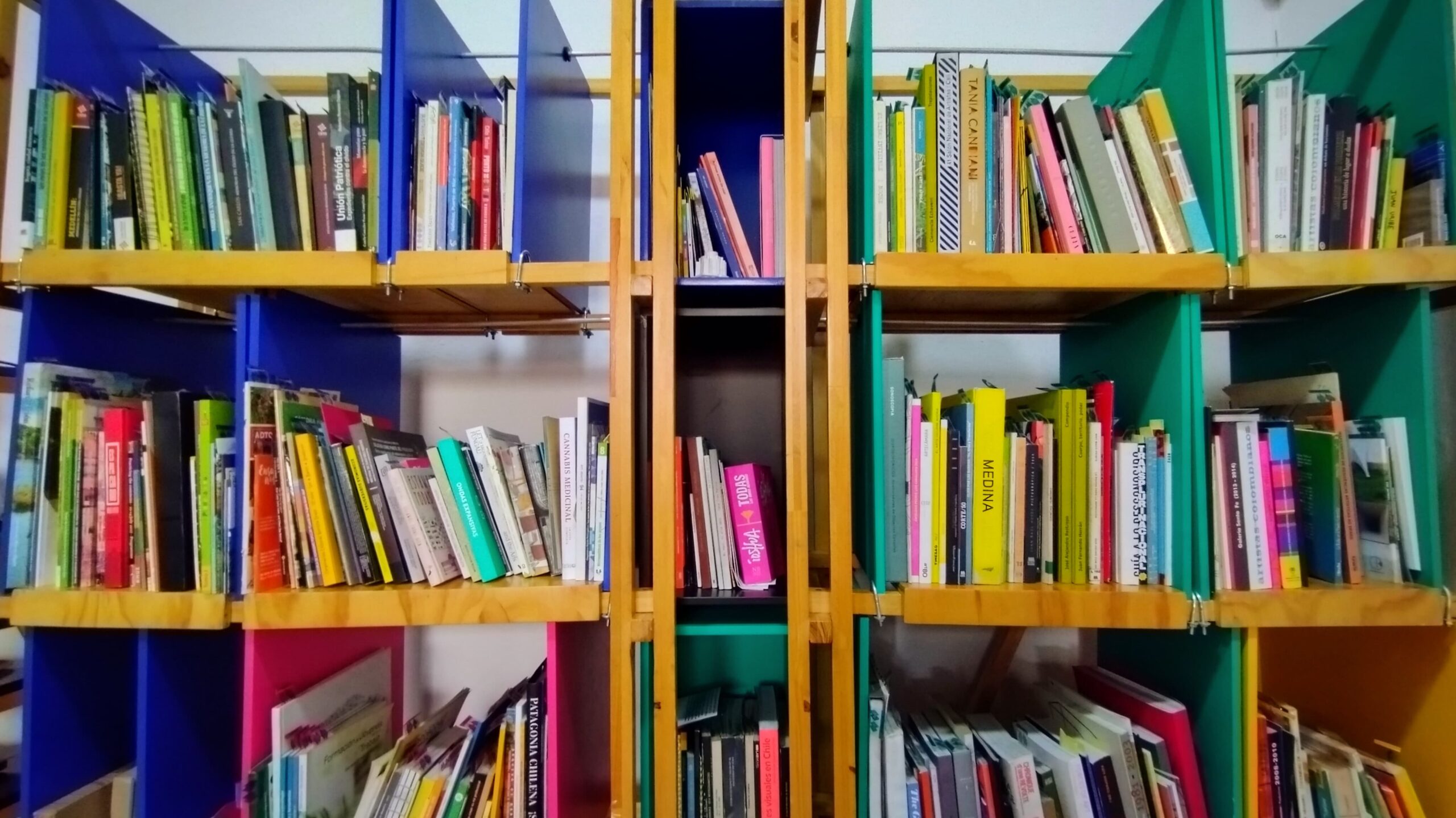 Espacio de lectura, estudio y reflexión de la Platoteca de Platohedro